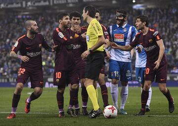 El árbitro De Burgos Bengoetxea rodeado por los jugadores del Barcelona.