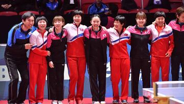 Los equipos de Corea del Norte y Corea del Sur posan junto durante los Mundiales por Equipos de Tenos de Mesa de Halmstad 2018.