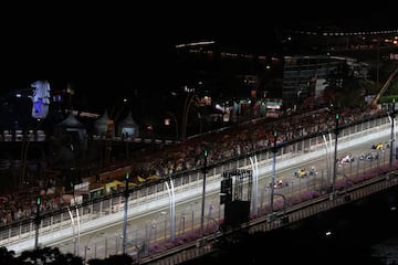 Pilotos pasando por la recta principal del Gran premio de Singapur.