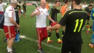 Luis de la Fuente felicita a Pedraza tras el partido.