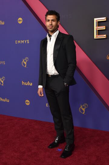 Saamer Usmani durante la alfombra roja de los premios Emmys 2024 celebrados en el teatro Peacock de Los Ángeles.