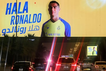 Cristiano Ronaldo ya est¨¢ en Arabia Saud¨ª. El portugu¨¦s ser¨¢ presentado en el d¨ªa de hoy con su nuevo equipo y cientos de aficionados le han esperado en su aterrizaje en su nuevo pa¨ªs.