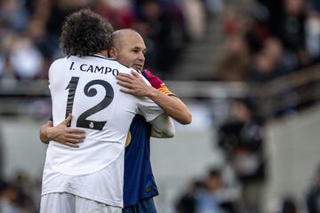 Ivan Campo e Iniesta se dan un cariñoso abrazo.