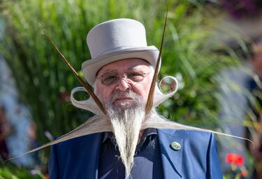 La barba se convierte en agresiva, ya que presenta una estructura afilada e intimidatoria.