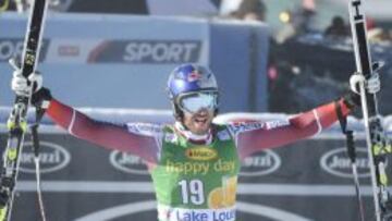 Aksel Lund Svindal celebra su triunfo en la estaci&oacute;n canadiense de Lake Louise. 