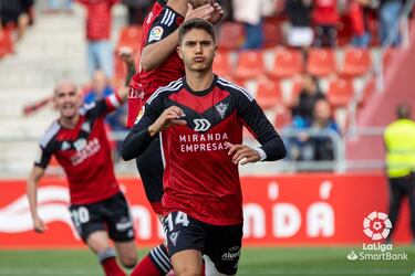 Pinchi pide sitio. El delantero, con un doblete, dio la primera victoria de la temporada al Mirandés. Tres puntos que permiten a los burgaleses respirar un poco y situarse a un paso de los puestos de permanencia. Sus primeros goles con la camiseta del Mirandés.