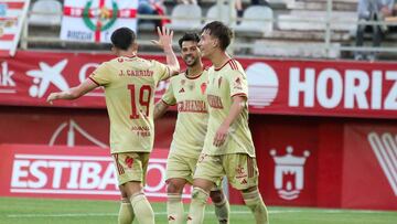 El Murcia venció en Algeciras a un rival directo por la quinta plaza.