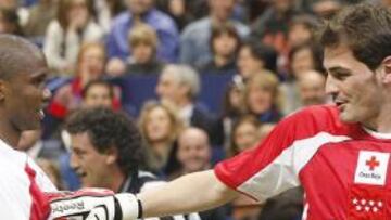 <b>ACTO BENÉFICO.</b> El penalti fallado por Samuel Etoo ante Iker Casillas, después de que el propio camerunés le batiera en otra pena máxima anulada, fue una de las anécdotas del segundo partido contra la Malaria que se ha celebrado en el Palacio de los Deportes.