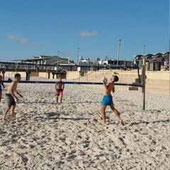 Djokovic se pasa al fútbol playa y descubre que imitar a Ronaldinho en la arena tiene su precio