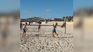 Djokovic juega fútbol playa e intenta imitar a Ronaldinho