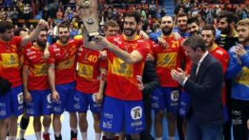 El capit&aacute;n de la selecci&oacute;n de Espa&ntilde;a, Ra&uacute;l Etrerr&iacute;os (c), recibe el trofeo de ganadores de la 41 edici&oacute;n del Torneo Internacional de Espa&ntilde;a &quot;Memorial Domingo B&aacute;rcenas&quot;, hoy en la localidad guipuzcoana de Ir&uacute;n. EFE/Javier Etxezarreta