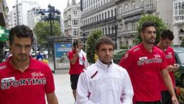 <b>DE PASEO. </b>Los jugadores del Sportng se relajan paseando por las calles de Vigo, adonde llegaron ayer.