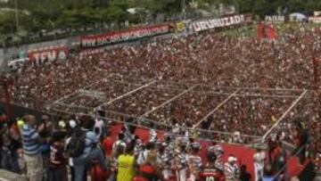<b>PRESENTACIÓN MULTITUDINARIA. </b>El regreso de Ronaldinho a Brasil congregó a más de 20.000 personas en el estadio Arena da Gavea del Flamengo, en Río de Janeiro.
