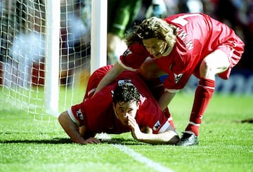 Robbie Fowler del Liverpool es apartado por su compa?ero de equipo Steve McManaman despus de imitar la inhalacin de cocana para celebrar su primer gol contra el Everton en el partido de la FA Carling Premiership en Anfield en Liverpool, Inglaterra. El Liverpool gan 3-2.