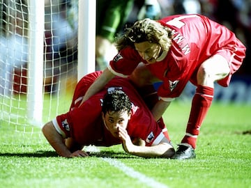 Robbie Fowler del Liverpool es apartado por su compañero de equipo Steve McManaman después de imitar la inhalación de cocaína para celebrar su primer gol contra el Everton en el partido de la FA Carling Premiership en Anfield en Liverpool, Inglaterra. El Liverpool ganó 3-2.