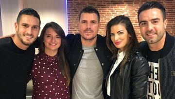 El futbolista Koke Resurrecci&oacute;n con el cantante Dani Mart&iacute;n, su mujer Beatriz Espejel y sus respectivos hermanos antes del concierto del final de la gira del artista &quot;Grandes &Eacute;xitos 2018&quot; del WiZink Center de Madrid el 17 de noviembre de 2018.