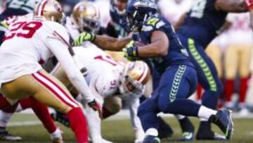 Thomas Rawls en una de sus carreras contra los 49ers.