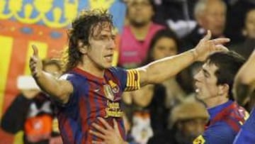 <b>GOLEADOR. </b>Puyol celebra con Cuenca el empate en Mestalla.