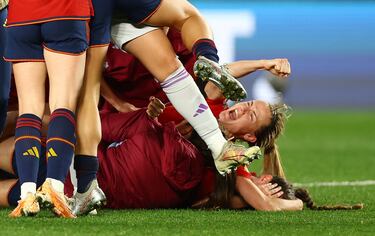 Irene Paredes celebra con sus compañeras la victoria ante Suecia.