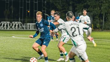 Climent, del Badalona, protege el balón ante Javi Mier.