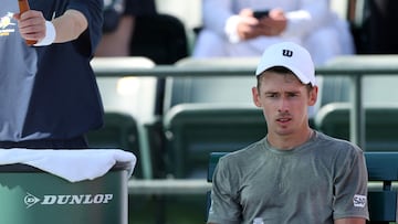 INDIAN WELLS, CALIFORNIA - MARCH 09: Alex de Minaur of Australia shows his dejection as he sits down at the change of ends against Cameron Norrie of Great Britain in their third round match of the BNP Paribas Open at Indian Wells Tennis Garden on March 09, 2026 in Indian Wells, California. Clive Brunskill/Getty Images/AFP (Photo by CLIVE BRUNSKILL / GETTY IMAGES NORTH AMERICA / Getty Images via AFP)