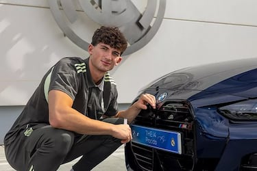 La plantilla del Real Madrid Baloncesto recibe sus nuevos coches