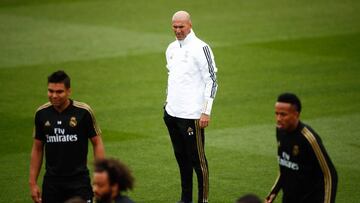 Zidane observa a Casemiro en el entrenamiento previo al Levante.