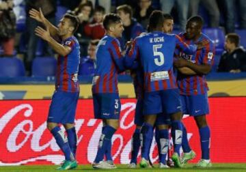 1-1. Barral celebró el gol del empate con sus compañeros.