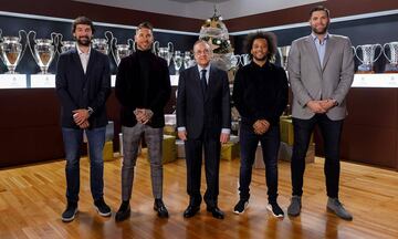 El presidente del Real Madrid, Florentino Pérez, junto a Sergio Ramos, Marcelo, Felipe Reyes Y Llull. 