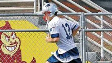 <b>SE ENTRENÓ. </b>Tom Brady pudo correr aunque cojeó levemente.
