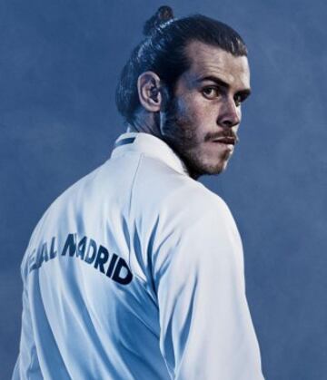 Bale con una de las chaquetas de la equipación del Real Madrid para la temporada 2016/2017