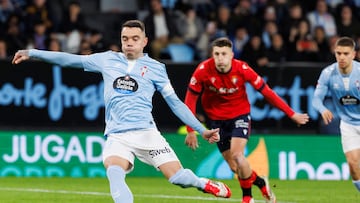 Iago Aspas en el momento de golpear el balón desde el punto de penalti.