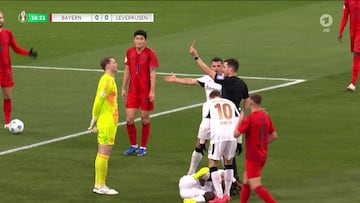 La roja directa a Neuer en el 17′ por este impacto que excedería el límite incluso en la NFL