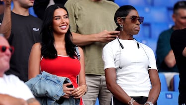 La modelo e influencer nacida en Los Ángeles, California, y actual pareja del centrocampista inglés del Real Madrid, Jude Bellingham, estuvo junto con la madre del futbolista, Denise Bellingham, en las gradas del RCDE Stadium para disfrutar de la victoria de la selección inglesa frente a Andorra.