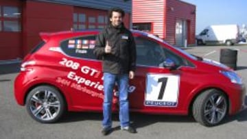 SATISFECHO. Gonzalo Mart&iacute;n de Andr&eacute;s, junto al Peugeot 208 GTI utilizado durante las pruebas.