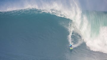 Jamie Mitchell (AUS) surfeando una ola gigante en Nazar&eacute; (Portugal), donde rompe la ola m&aacute;s grande del mundo; y sede del campeonato del mundo de surf tow-in.
