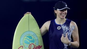 La tenista polaca Iga Swiatek posa con el título de campeona del San Diego Open tras ganar en la final a Donna Vekic.