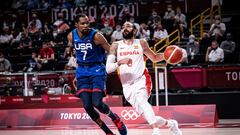 Ricky Rubio, base de la Selección, penetra ante la defensa del estadounidense Kevin Durant durante los cuartos de final de los Juegos 2020.