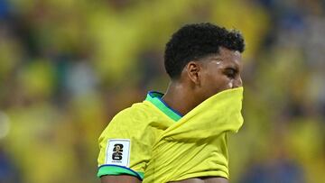 AMDEP628. CUIABÁ (BRASIL), 12/10/2023.- Rodrygo de Brasil reacciona hoy, en un partido de las Eliminatorias Sudamericanas para la Copa Mundial de Fútbol 2026 entre Brasil y Venezuela en el estadio Arena Pantanal en Cuiabá (Brasil). EFE/ Andre Borges
