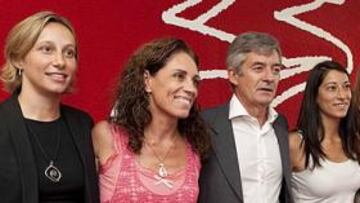 <b>UNA 'PATATA CALIENTE'. </b>Ana Montero, Esther Juamà, Fernando Carpena, Ana Vives y Gemma Mengual, ayer, en el CAR de Sant Cugat, en la presentación del equipo técnico.