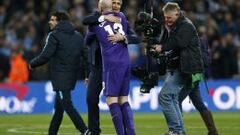 Pellegrini abraza a Caballero tras lograr el t&iacute;tulo.