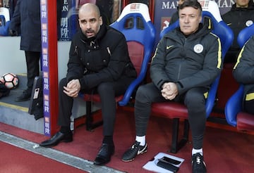 Pep Guardiola junto a Domènec Torrent durante su etapa en el Manchester City.