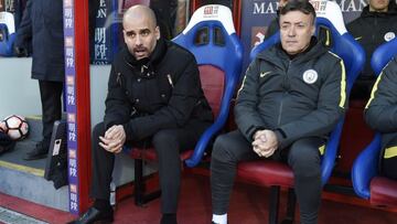 Pep Guardiola junto a Domènec Torrent durante su etapa en el Manchester City.