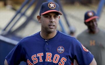 En 2017 Alex Cora se desempeño como coach de banca de los Astros en la temporada que consiguieron el primer campeonato en la historia de la franquicia.