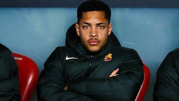 La comisión deportiva del Barça ha decidido que Vitor Roque no forme parte de la plantilla 2024-25. Así pues, Deco, que adelantó a enero la incorporación del brasileño, que supuso una inversión de 30 millones de euros más 30 en variables, porque estaba convencido de que podía ser un futbolista de rendimiento inmediato pese a sus 18 años, da marcha atrás y le planteará a su representante, André Cury, una cesión. Cury declaró hace unos días que, en caso de salir, Vitor Roque se marcharía traspasado.