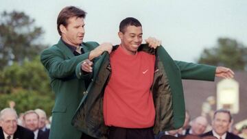 Nick Faldo le coloca a Tiger Woods la chaqueta verde que le acredita como ganador del Masters de Augusta de 1997.