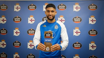 Zakaria Eddahchouri recibió el Premio Estrella Galicia a mejor jugador del Deportivo en septiembre.