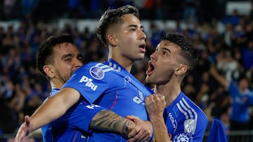 Futbol, Universidad de Chile vs Independiente.
Octavos de final, Copa Sudamericana 2025.
El jugador de Universidad de Chile Lucas Assadi, centro, celebra con sus companeros tras marcar un gol contra Independiente durante el partido de ida de los octavos de final de la Copa Sudamericana disputado en el estadio Nacional de Santiago, Chile.
13/08/2025
Andres Pina/Photosport
Football, Universidad de Chile vs Independiente.
Round of 16, 2025 Copa Sudamericana Championship.
Universidad de Chile player Lucas Assadi, center, celebrates with teammates after scoring against Independiente during a round of 16, first leg match of the Copa Sudamericana Championship at the Nacional stadium in Santiago, Chile.
13/08/2025
Andres Pina/Photosport