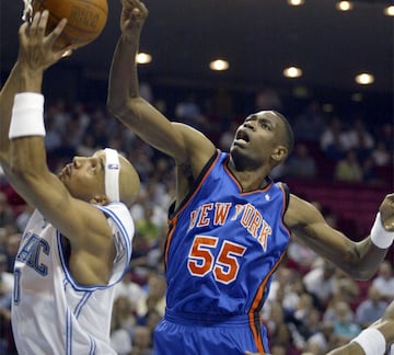 Seis franquicias en la carrera de uno de los mejores defensores que ha visto la NBA. Tras Denver, Atlanta, Houston y Philadelphia, Dutombo se retir¨® con 65 partidos en los Knicks y 24 en los Nets.