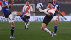 AME1818. BUENOS AIRES (ARGENTINA), 06/07/2022.- Enzo Pérez (d) de River disputa un balón con Luca Orellano de Vélez hoy, en un partido de la Copa Libertadores entre River Plate y Vélez, en el estadio Monumental en Buenos Aires (Argentina). EFE/ Juan Ignacio Roncoroni
